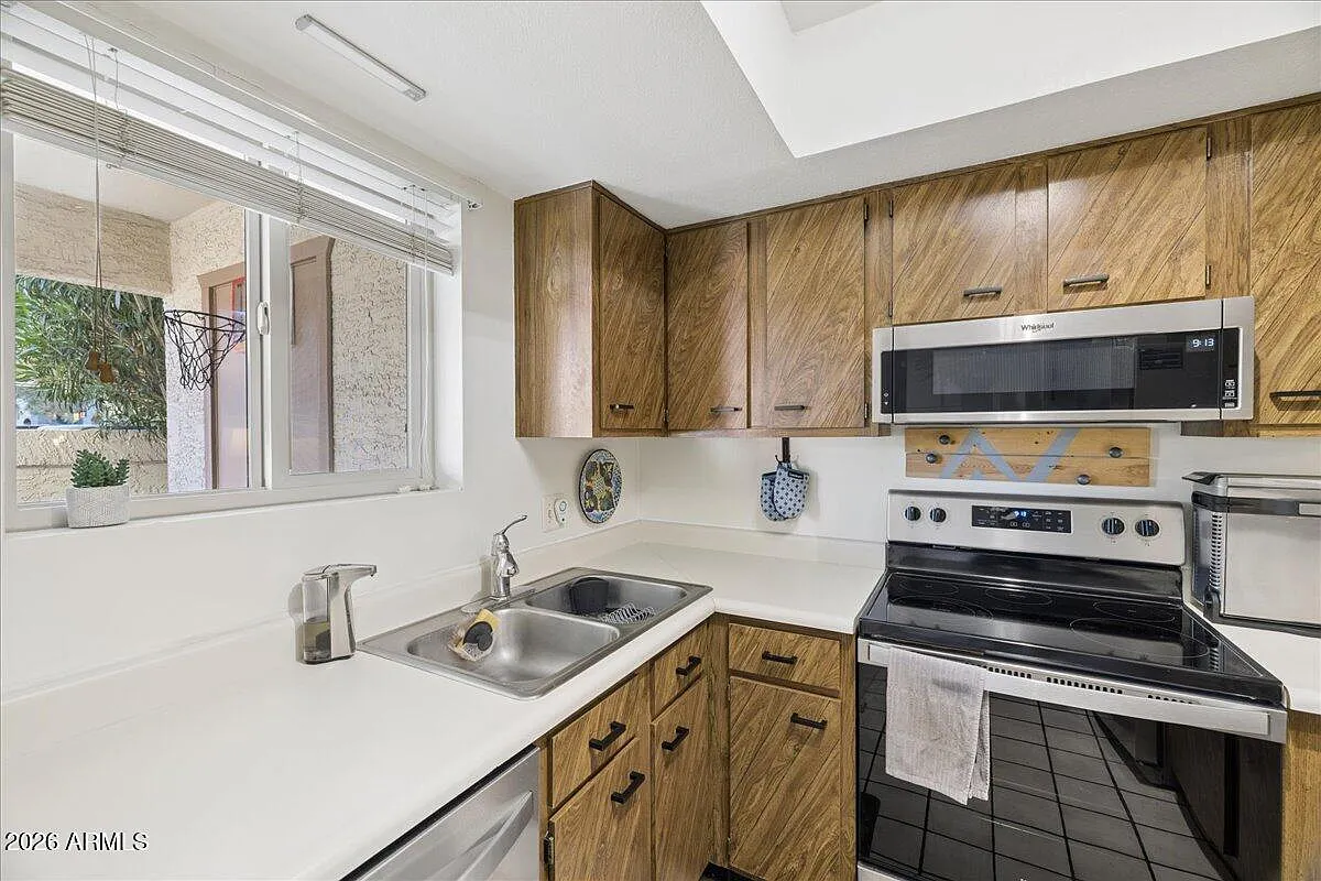 2 bed, 2.0 bath, 942 sqft, $2,100 — Photo 4