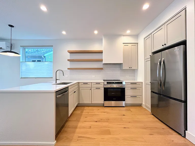 1003 E Washington St — Photo 8