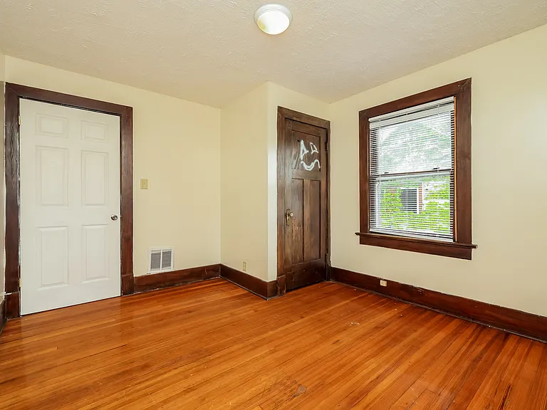 1242 Wilson Dr — Photo 10