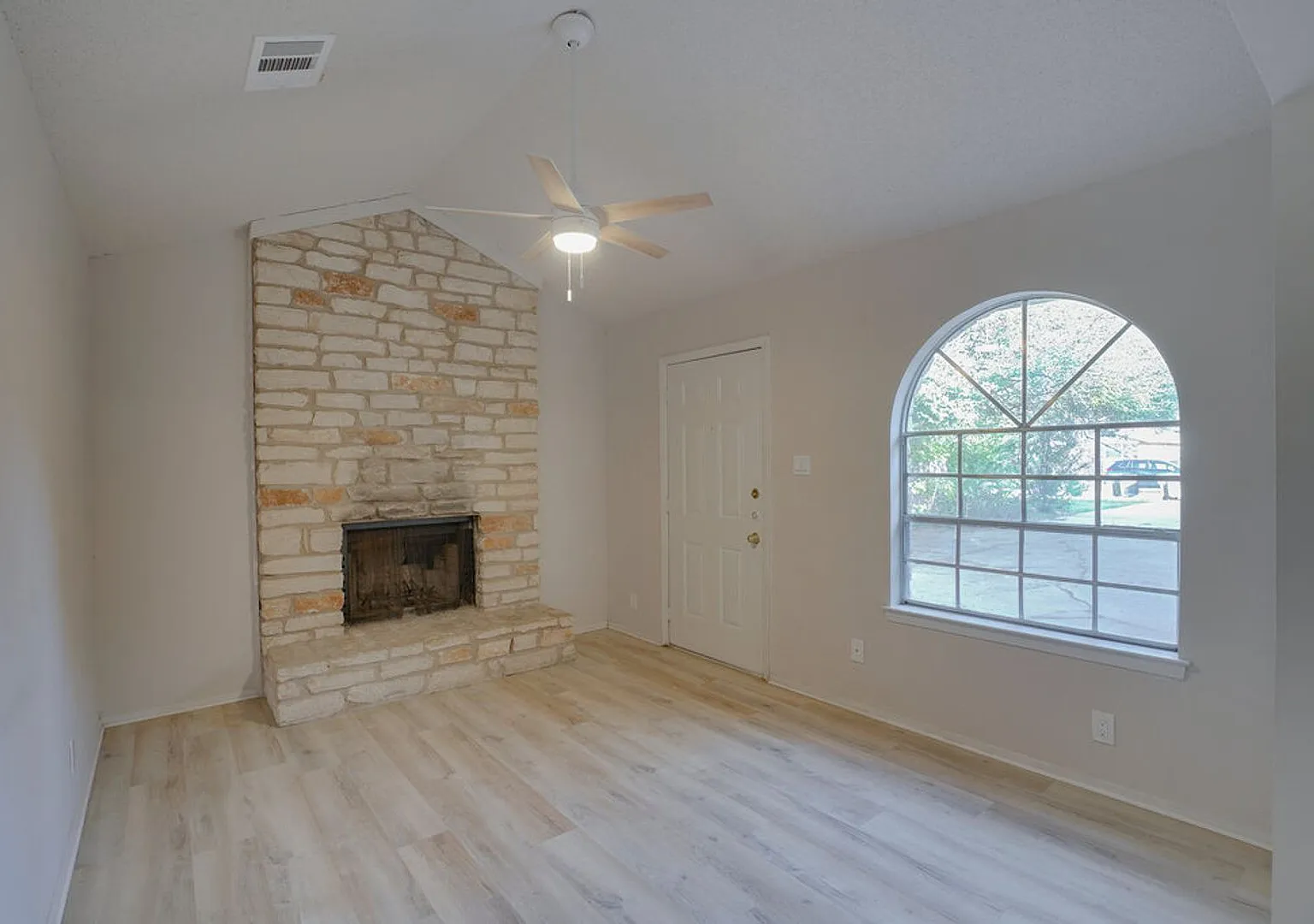 1206 Westcott Dr — Photo 2