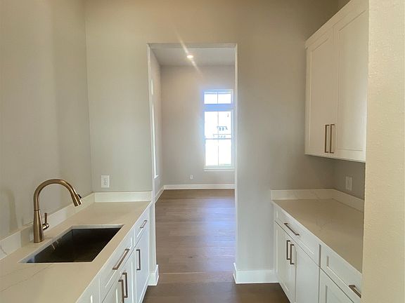 4th image of 3404 Sweetwater Dr
