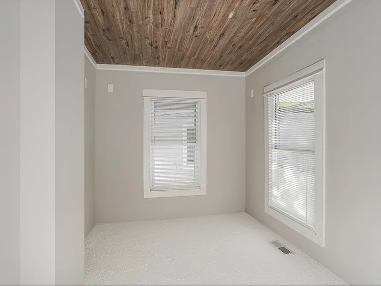634 W 8th St — Photo 4