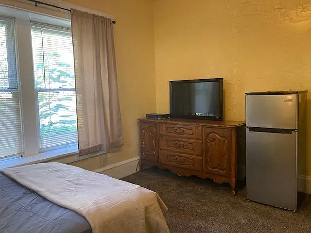 1172 Manchester Rd — Photo 2