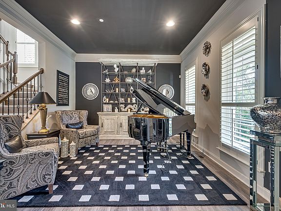 4th image of 1004 Saint Anne Ln
