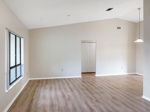4th image of 801 Pembroke Ave NE