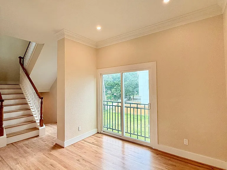 1323 Rosewood St — Photo 5