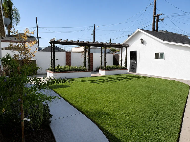 229 S Park Ave — Photo 10