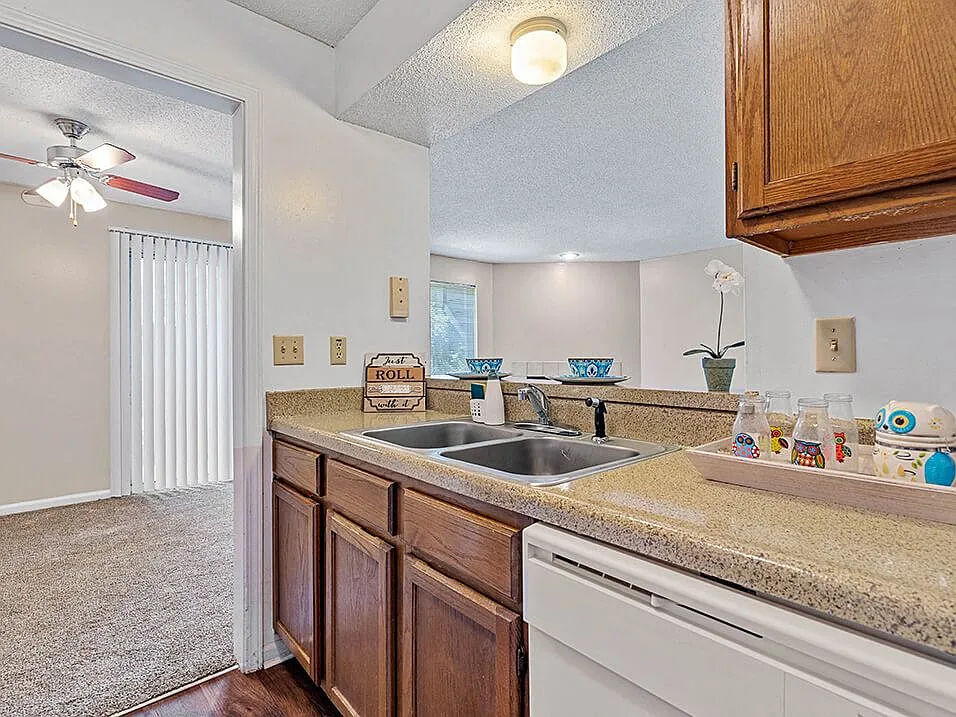 The Retreat at Woodlands Apartments — Photo 3