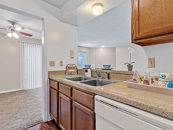 Open Kitchen, Great for Entertaining!