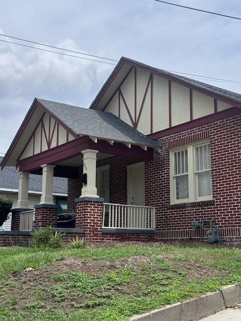 4 bedroom, 3 bath house for rent in the grid — Photo 1