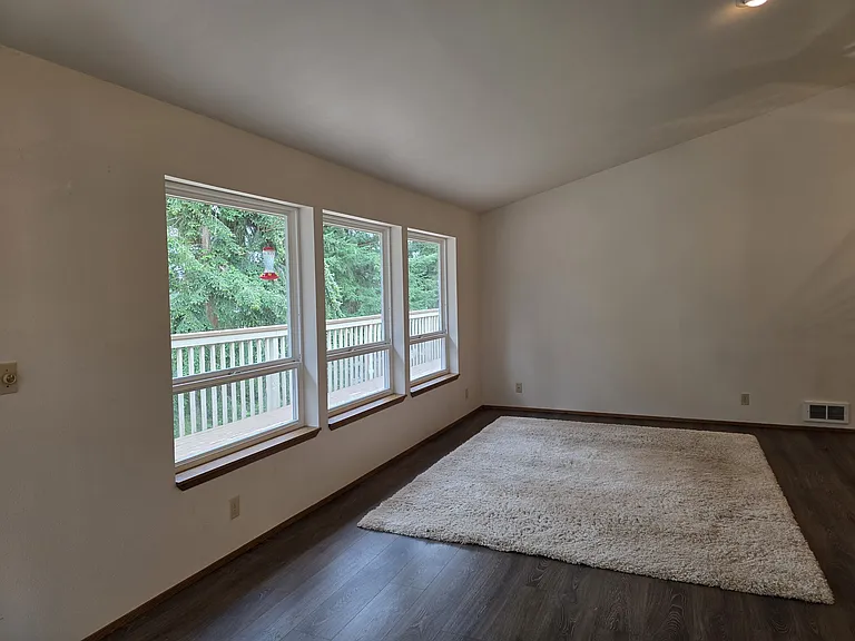 384 Selkirk Dr — Photo 32