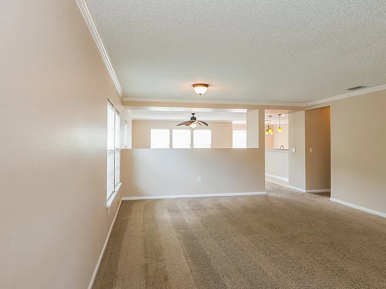 1417 Heather Ct — Photo 2