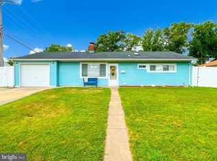 7 Oval Turn Ln, Levittown, PA