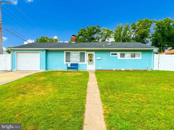 7 Oval Turn Ln, Levittown, PA 19055
