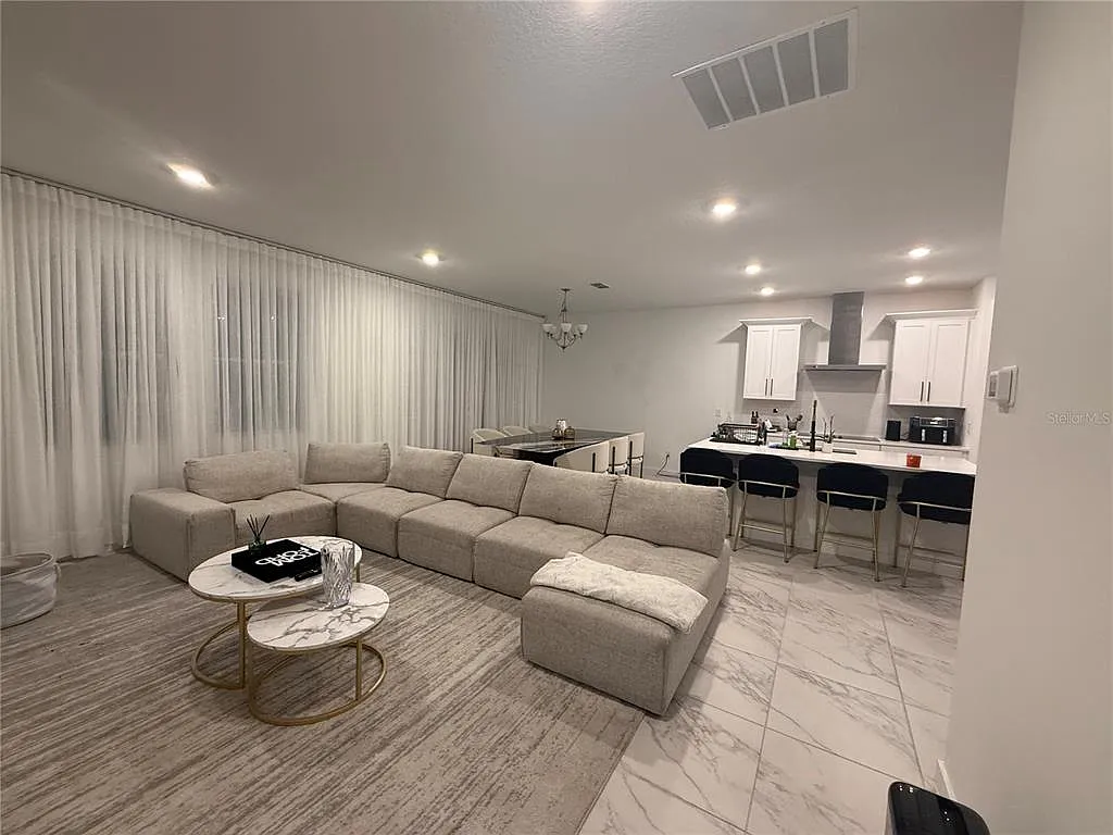 5 bed, 3.0 bath, 2811 sqft, $4,250 — Photo 2
