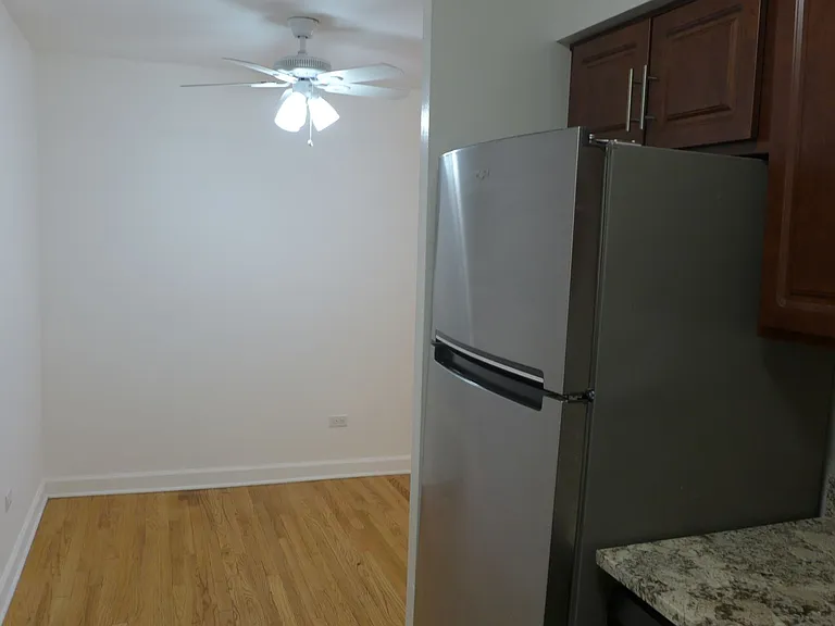 Foster Beach Apartments — Photo 35