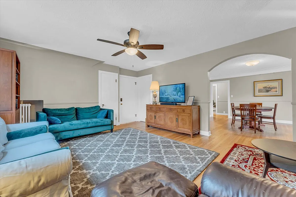 2 bed, 1250 sqft, $2,300 — Photo 3