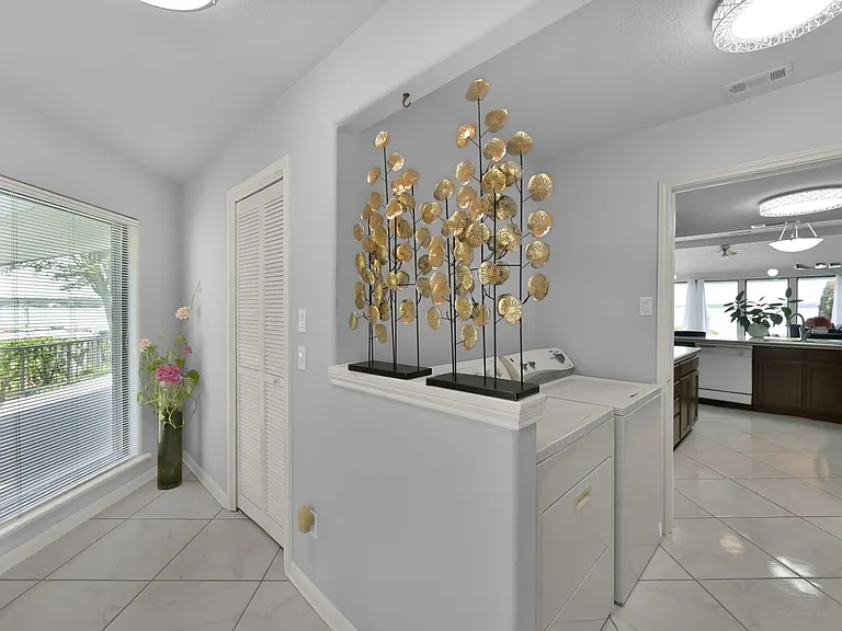 35 Lakeview Vlg — Photo 11