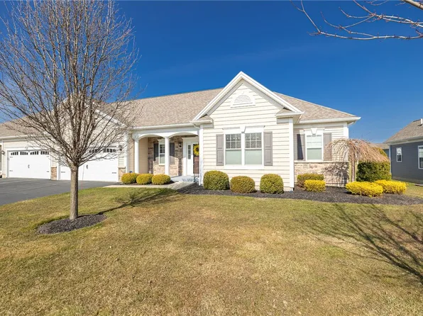 20 Colonnade Ter, Hilton, NY 14468