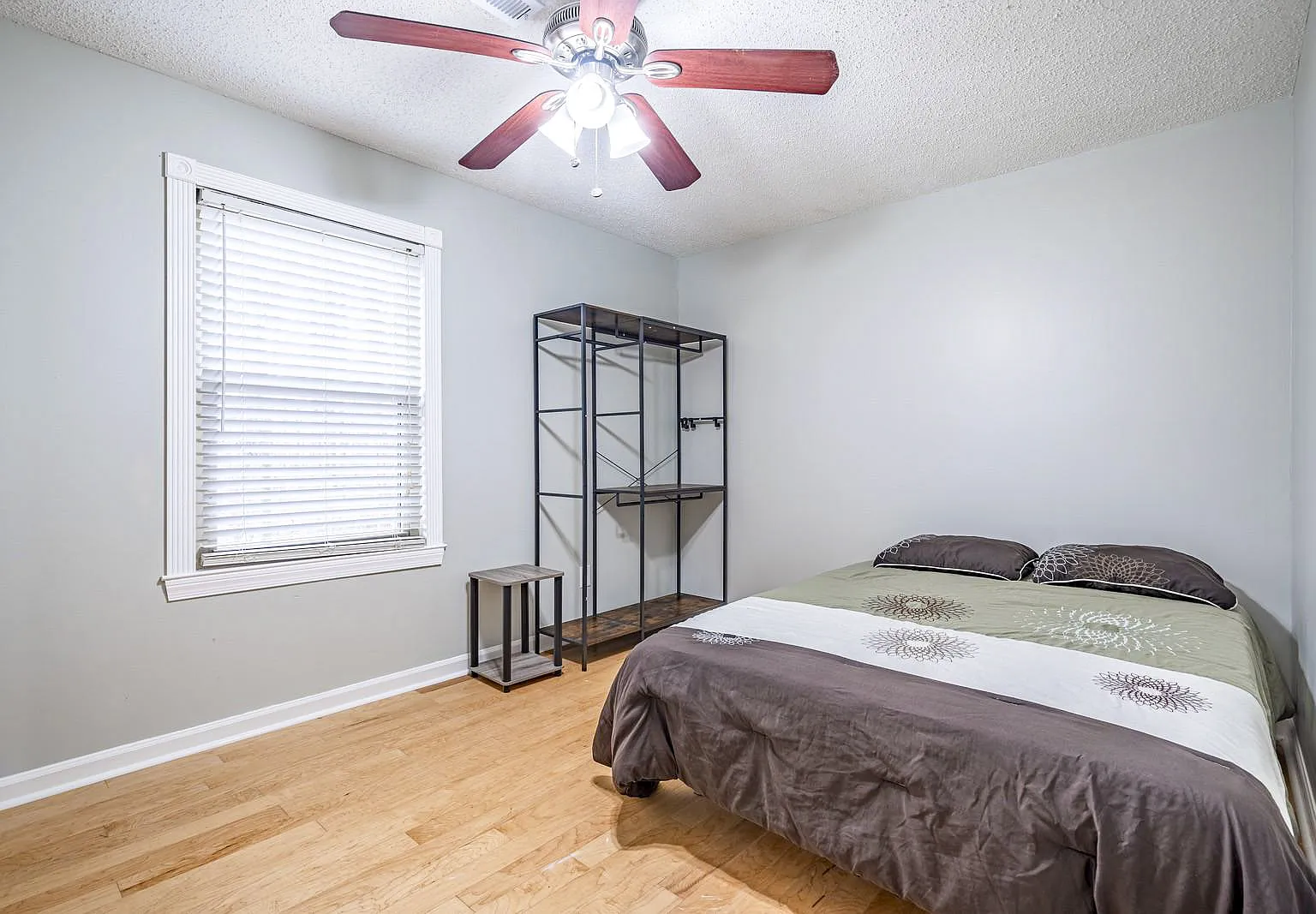 4 bed, 2.0 bath, 1971 sqft, $698 — Photo 1