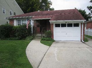 56 Netz Pl, Albertson, NY 11507