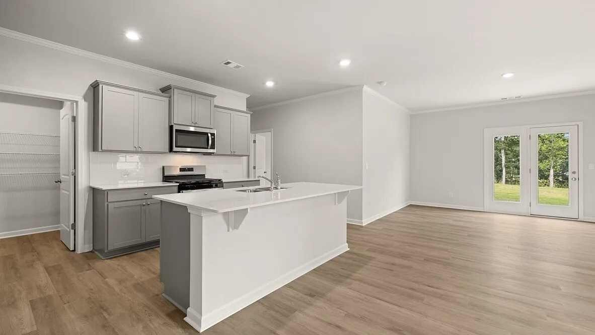 5 bed, 2361 sqft, $2,500 — Photo 3