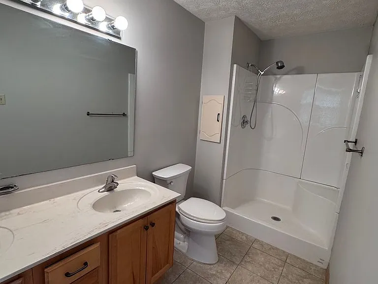 330 Heards Ln — Photo 2