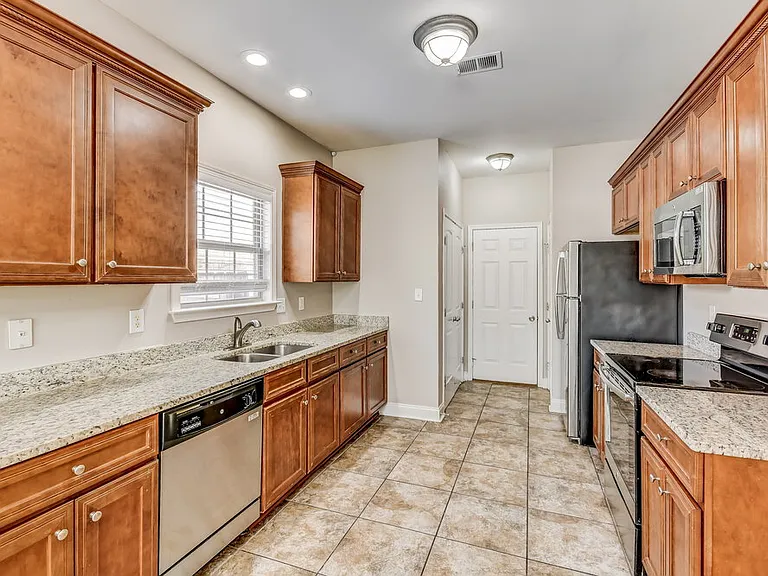 600 Waterford Ln — Photo 6