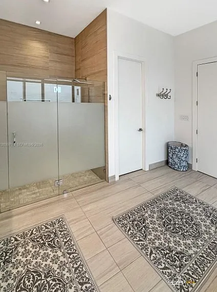 6 bed, 4881 sqft, $20,000 — Photo 4