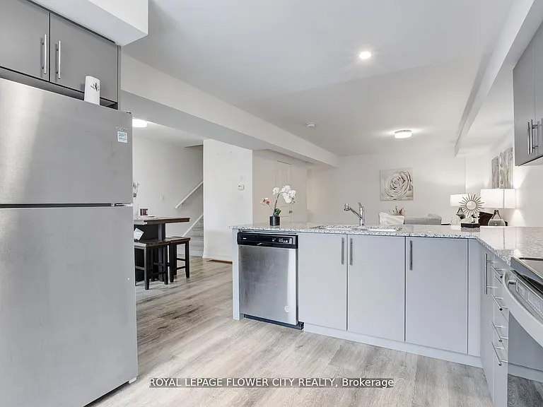 205 W Oak Trl #16 — Photo 17