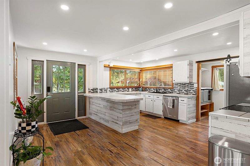 5th image of 253 NW Lindor Way
