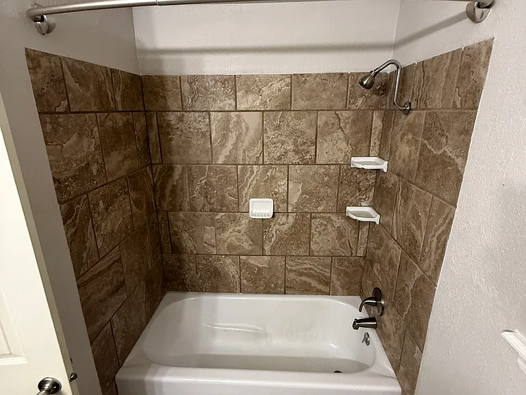 825 Hardy Springs Cir #B — Photo 2
