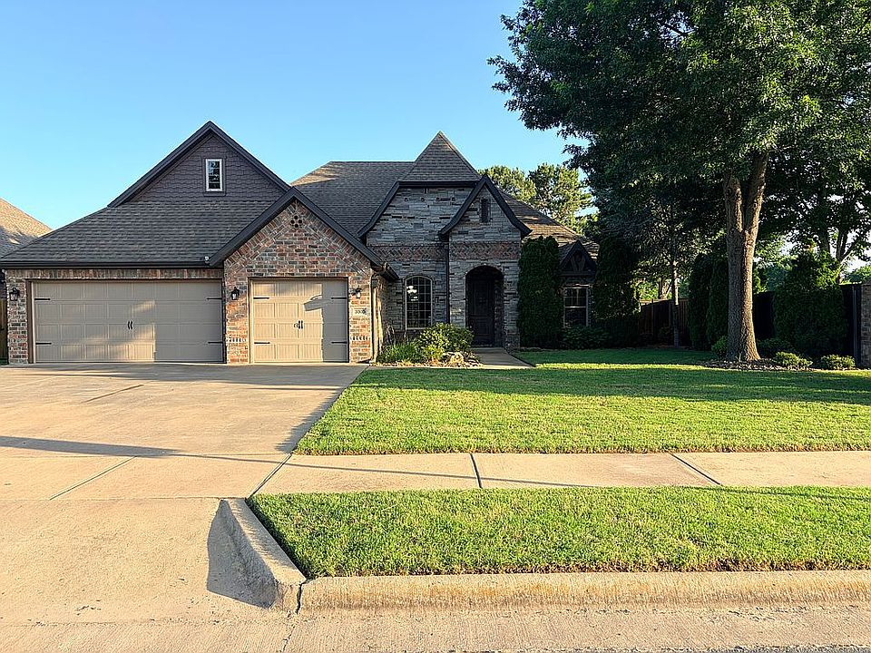 3 car garage and front lawn