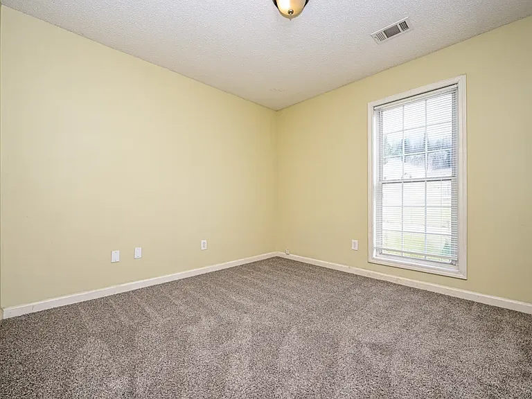 190 Windsor Cir — Photo 9