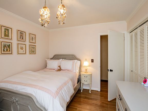 There are large closets.