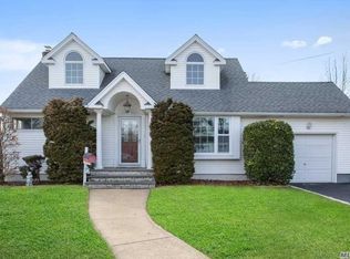2 Beechwood Pl, Massapequa Park, NY 11762
