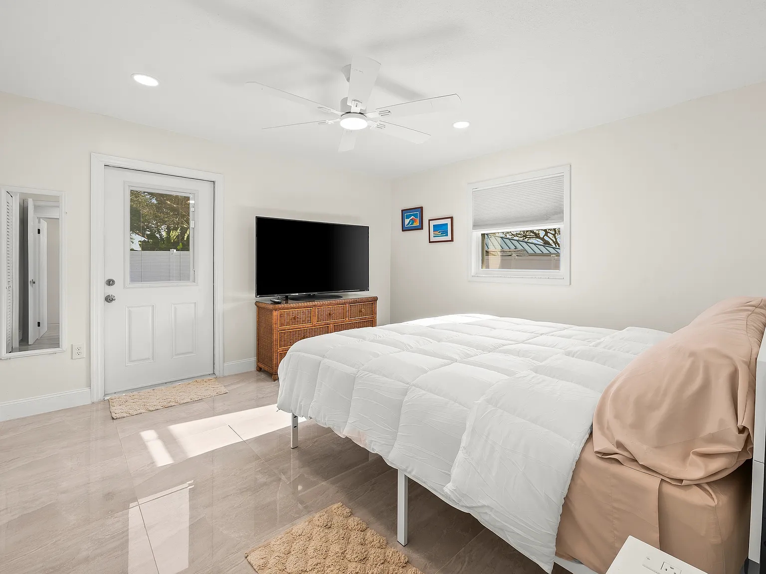 4 bed, 2.5 bath, 2356 sqft, $7,950 — Photo 3