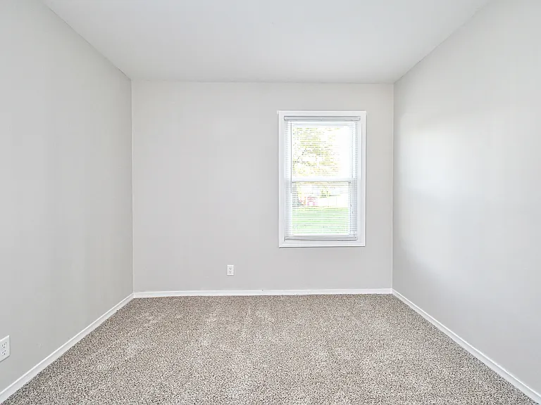 647 Bellaire Ct — Photo 13