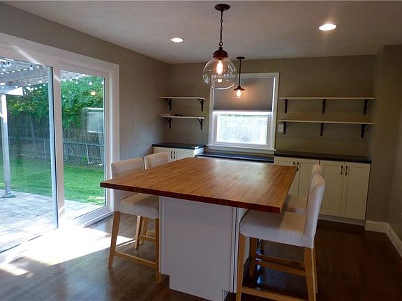 4th image of 302 Stillwell Cir