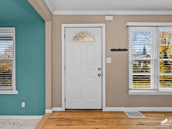 3rd image of 2519 Crestwood St