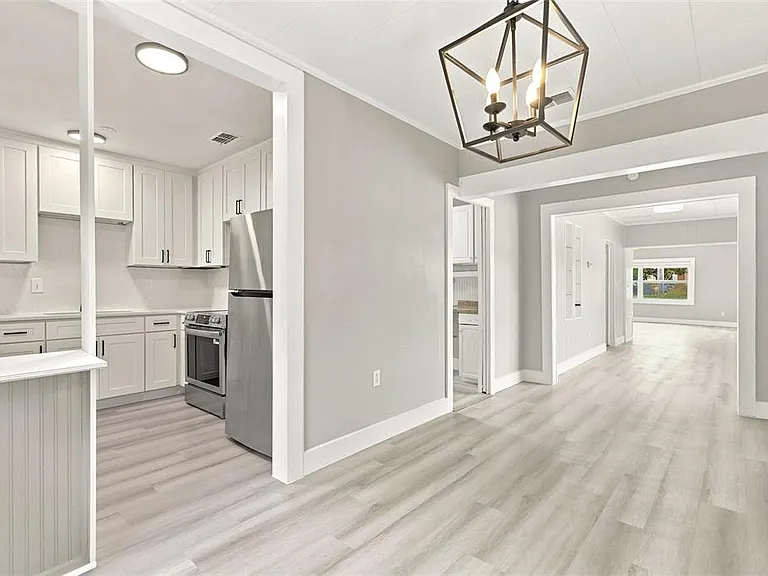 2704 E Jefferson St — Photo 14