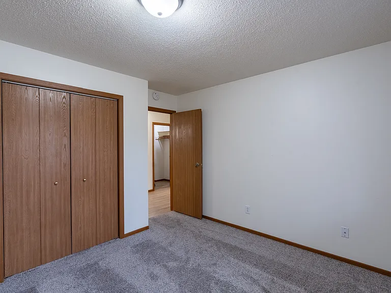 Fargo, ND Briar Pointe Apartments | 21A | Bedroom