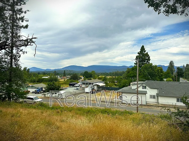 2 bed, 1.0 bath, 910 sqft, $1,595 — Photo 2