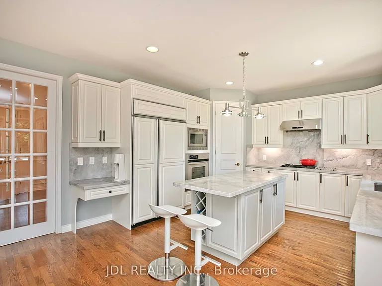 53 Aldershot Cres — Photo 13