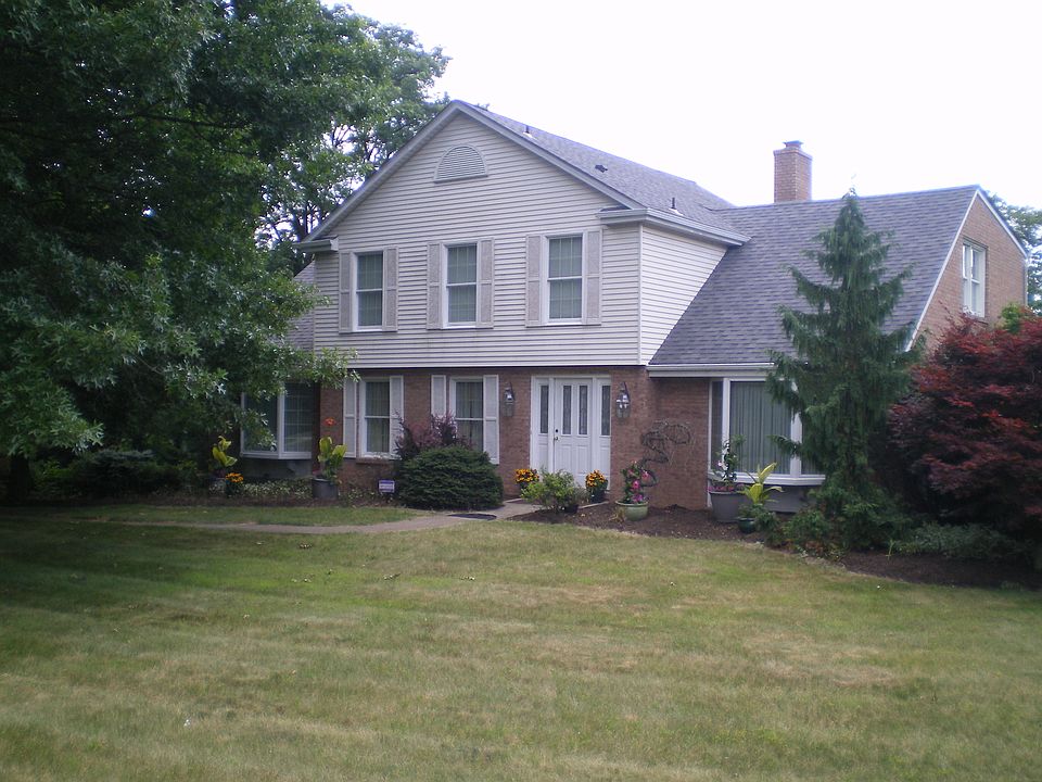 Large, level front yard