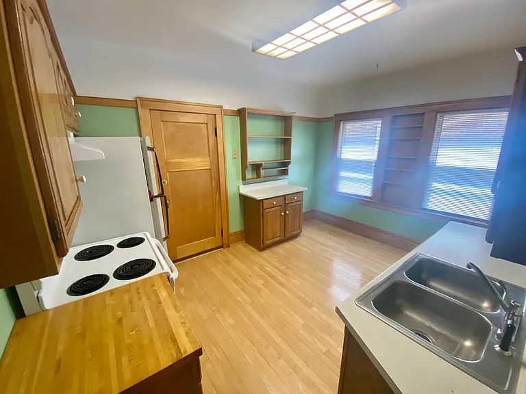 2576 N Murray Ave — Photo 4