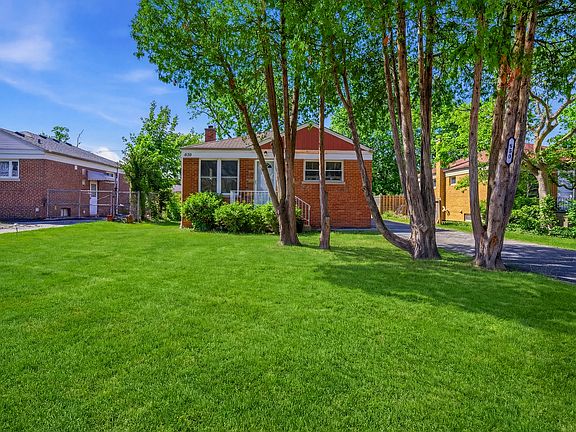 4th image of 830 S La Grange Rd