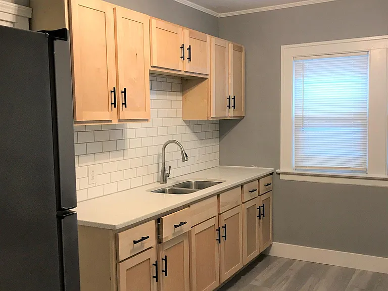 1331 Andrews Ave — Photo 4