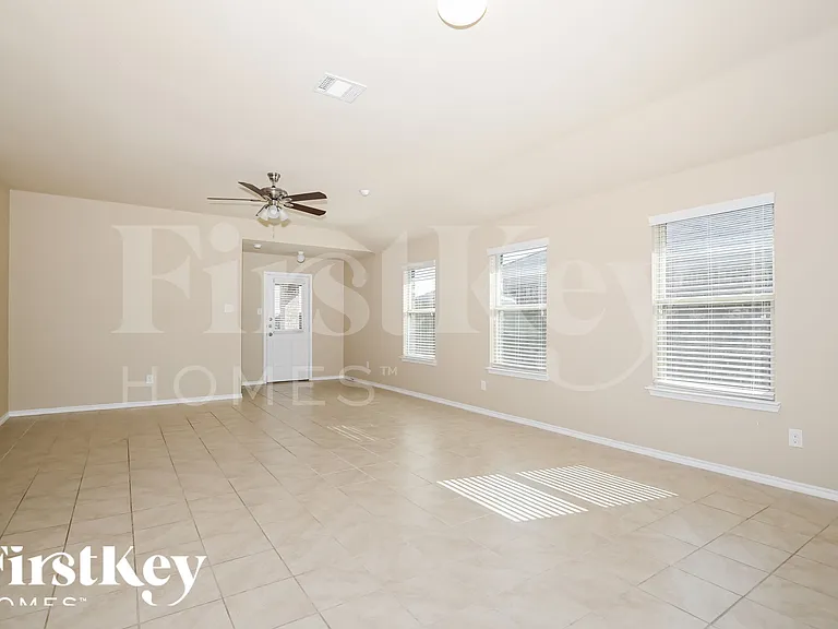 961 Corbitt Ln — Photo 2