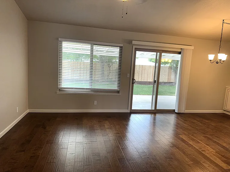 875 E Cromwell Ave — Photo 7